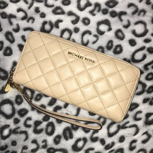 Michael Kors Quilted Wallet - Picture 1 of 8